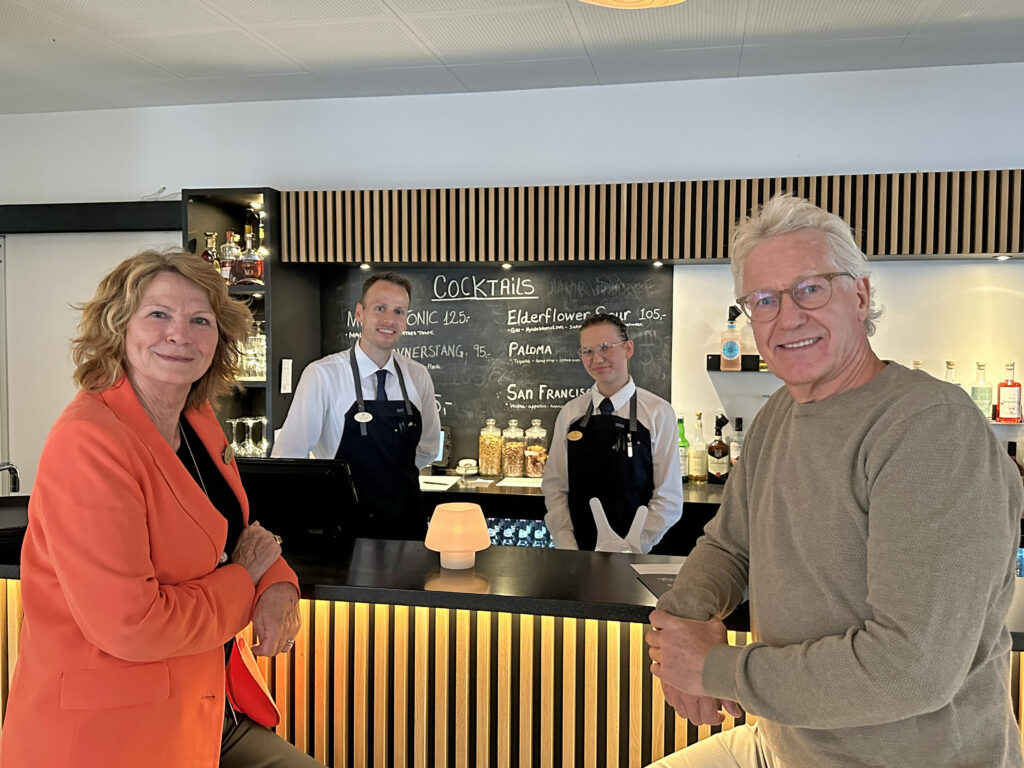 Rikke Ganderup og Olav Nils foran baren på Color Hotel Skagen.