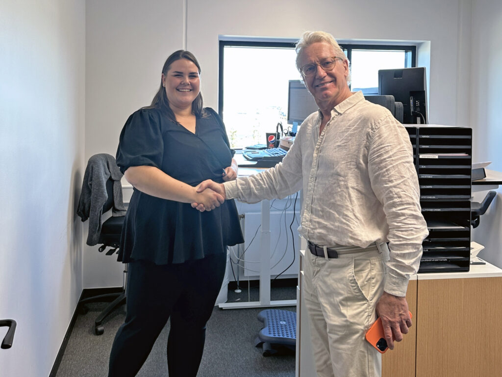 Alexandra Romanowska fikk besøk av Olav Nils på kontoret på logistikksenteret i Hirtshals.